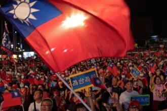 large crowd with Taiwan flag