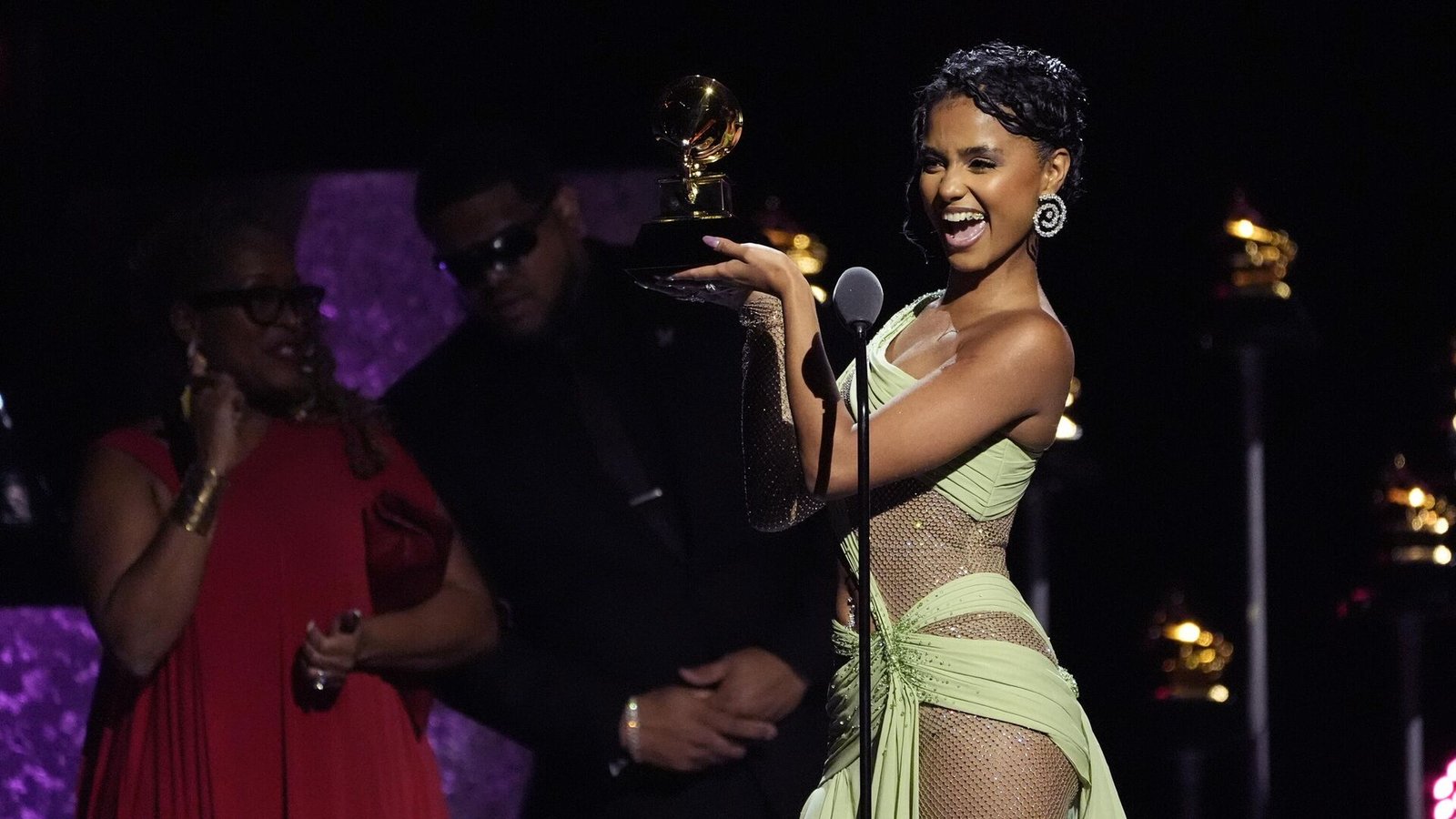 Tyla holding her Grammy