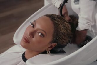 Beyonce doing her hair routine