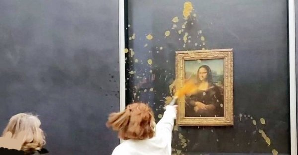 Soup being thrown at the Monalisa